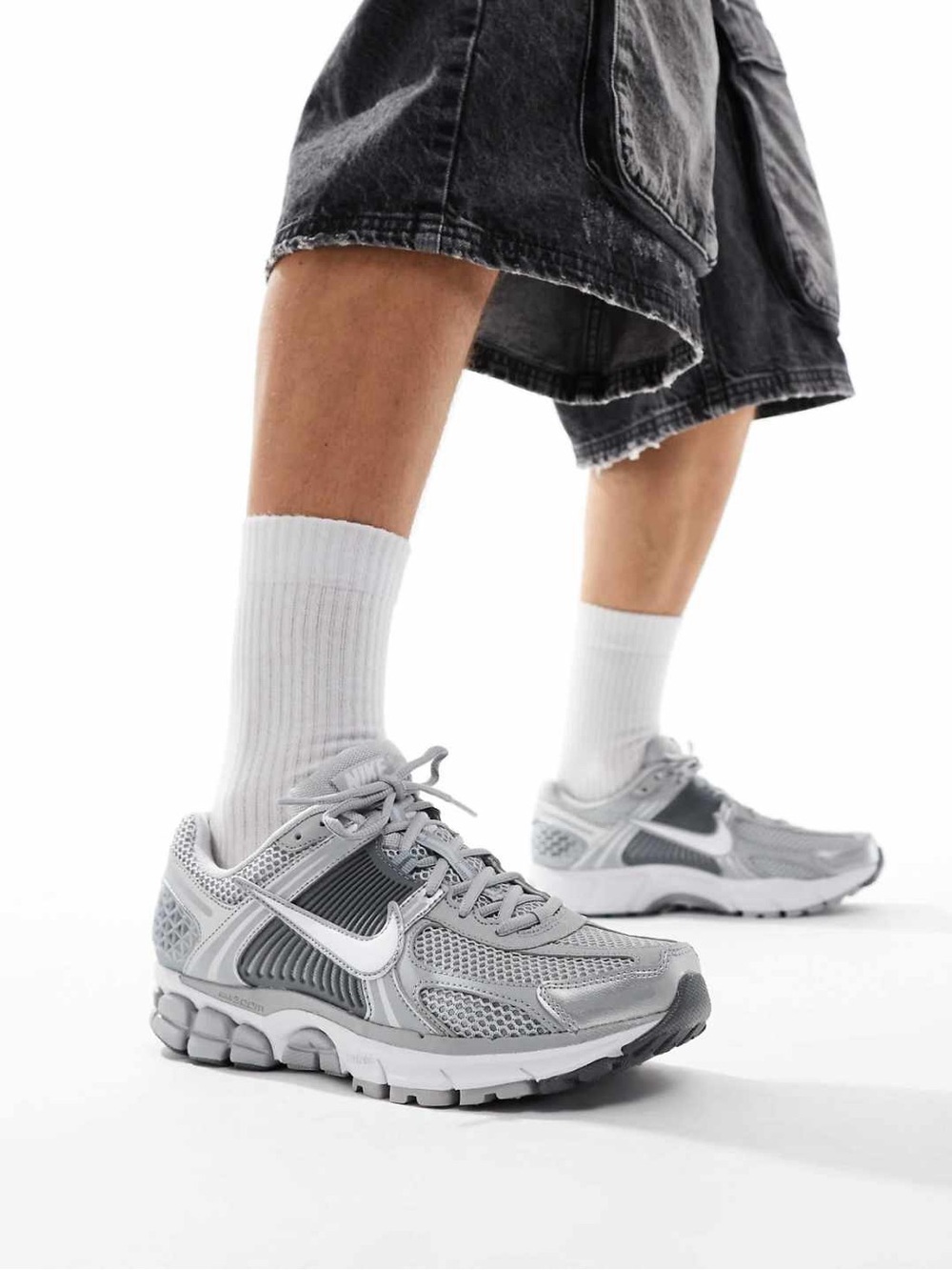 Nike Zoom Vomero 5 sneakers in gray and silver pre owned